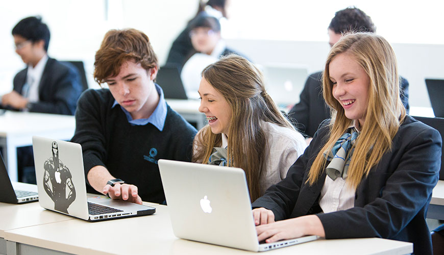 Старшокласники навчаються за лептопами