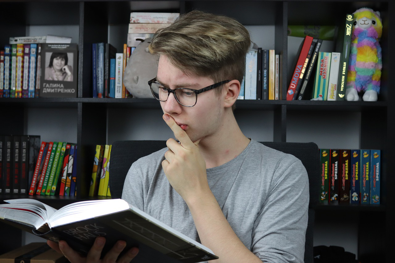 Студент читає
