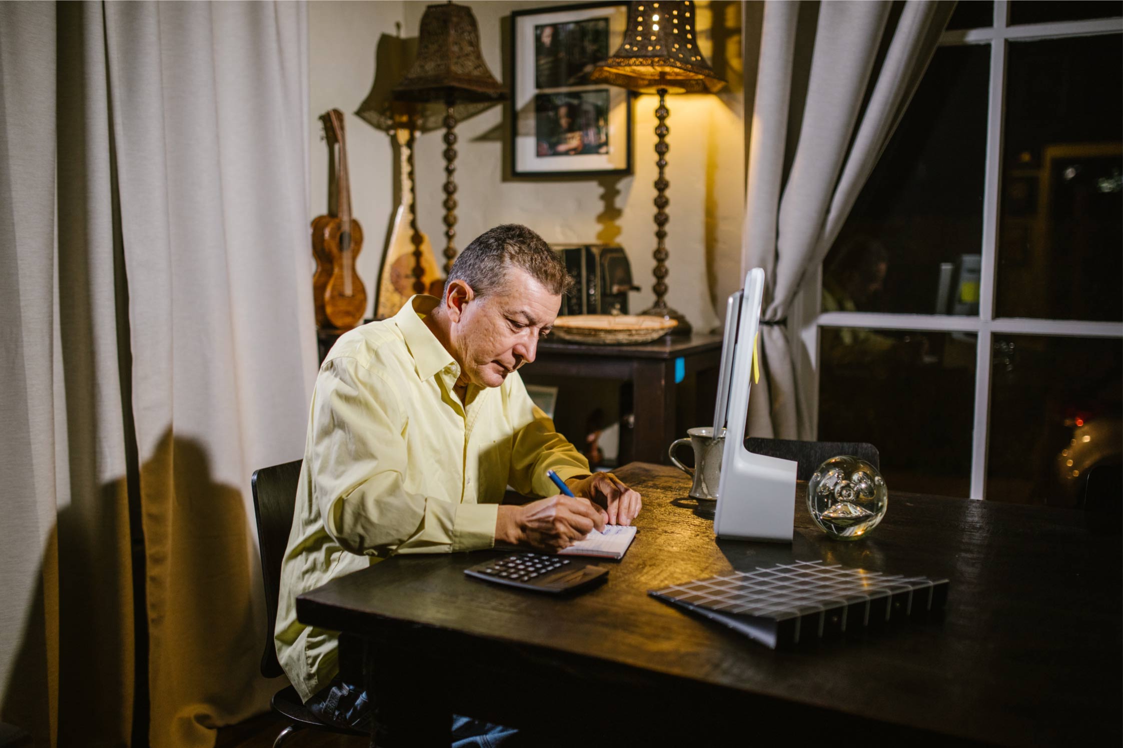 Чоловік у кімнаті переказує кошти