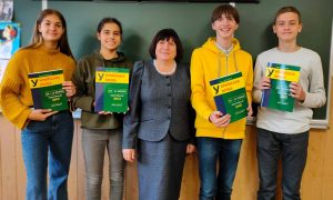 Галина Кононівна з учнями